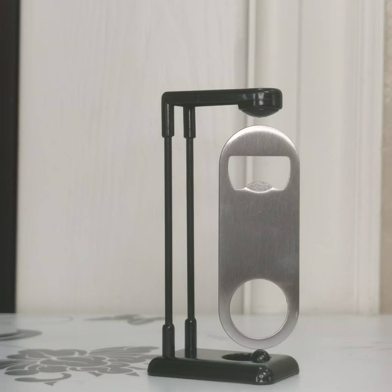 Home Cooking Restaurant - Magnetic Levitation Bottle Opener for Beer,非常适合